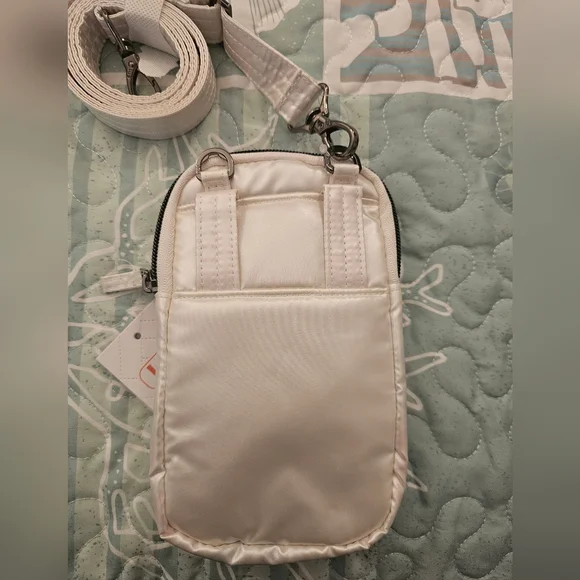 NWT lug brand pitter patter in metallic diamond white - Picture 2 of 4